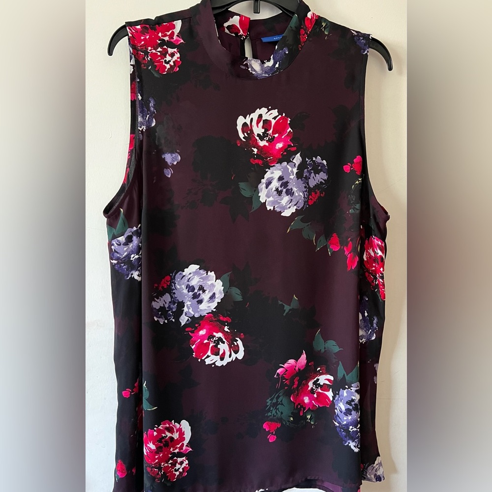 Beautiful Apt 9 floral tank top blouse.